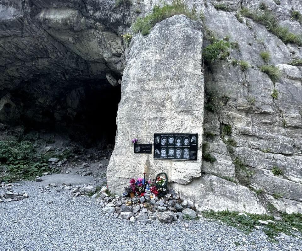 Pamyatnik_Bodrovu_Karmadon